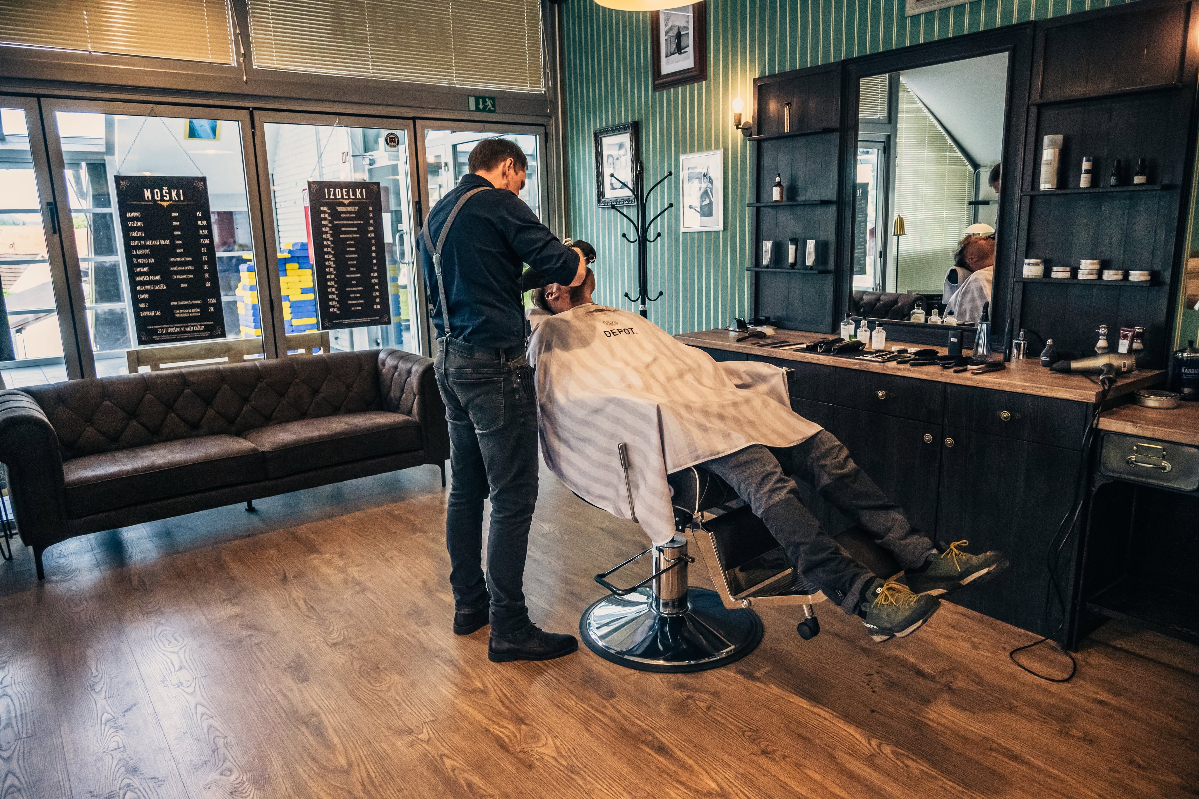 Notranjost Barbosa Saloon brivnice v Mozirju