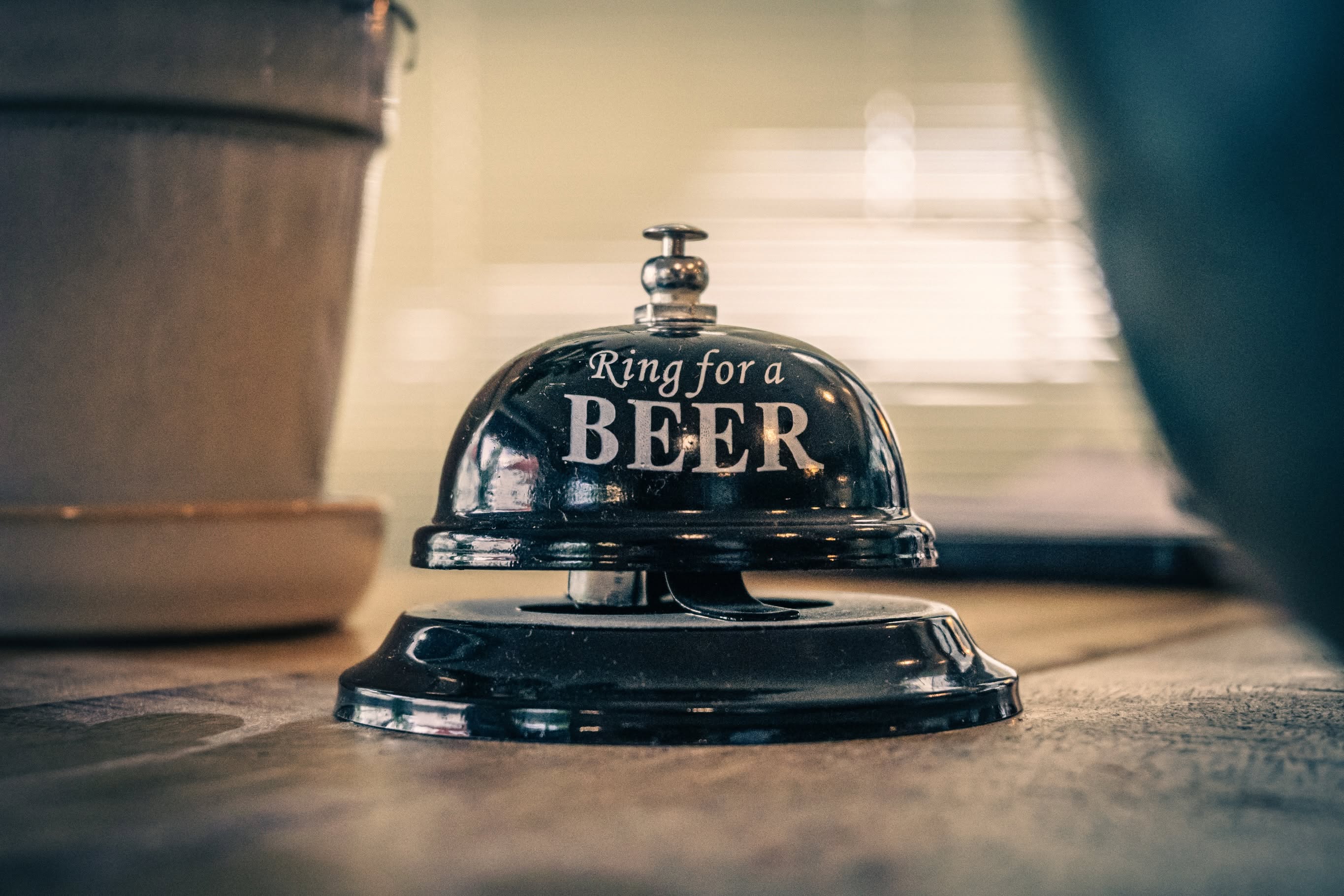 Zvonček 'Ring for a beer' v salonu Barbosa